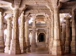 Interior de templo en Ranakpur. India.