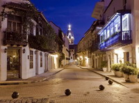 Vista nocturna de la zona colonial de Cartagena.