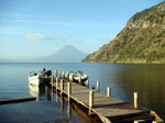 Volcán San Pedro junto al lago Atitlán.