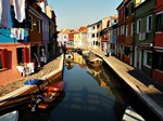Canal en la isla de Burano. Venecia.