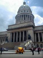 Cocotaxi ante el Capitolio. La Habana.