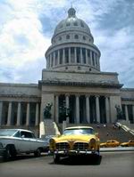 Taxi frente al Capitolio. La Habana.