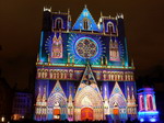 Fachada de la Catedral de Lyon iluminada.