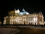 Vista nocturna del Teatro de Cracovia.