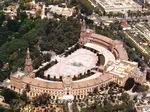 Vista aérea de la Plaza de España y al fondo la Universidad - Sevilla