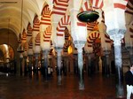 Interior de la Mezquita - Otra perspectiva de las columnas - Córdoba