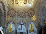 Interior de la Mezquita - Arcos lobulados y crucifijo - Córdoba