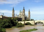 Torres de la Basílica del Pilar junto al río Ebro
