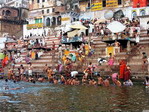 Baño a orillas del Ganges. India.