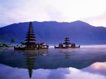 Pagoda en lago Bratan. Bali. Indonesia
