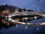 Vista nocturna de un puente en Dublín