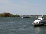 Barcos navegando por el Rhin. Düsseldorf.