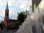 Iglesia y fuente en Düsseldorf.