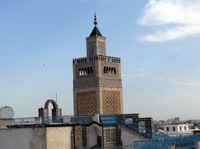 Alminar y terrazas en Túnez.