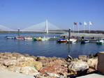 Barcas frente al puente de Portimao.