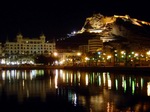 Vista nocturna de Alicante y su castillo.
