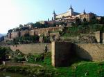 Alcázar y murallas de Toledo desde el Tajo