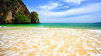 Playa en la Bahía de Pang. Thailandia.