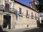 Antonio ante el Palacio de los Marqueses de Benamejí. Écija. Sevilla