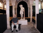 Antonio ante una estatua de amazona astigitana